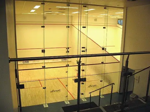 Zdjęcie Ile kosztuje szklany kort do squasha? Sprawdź ceny i opcje budowy