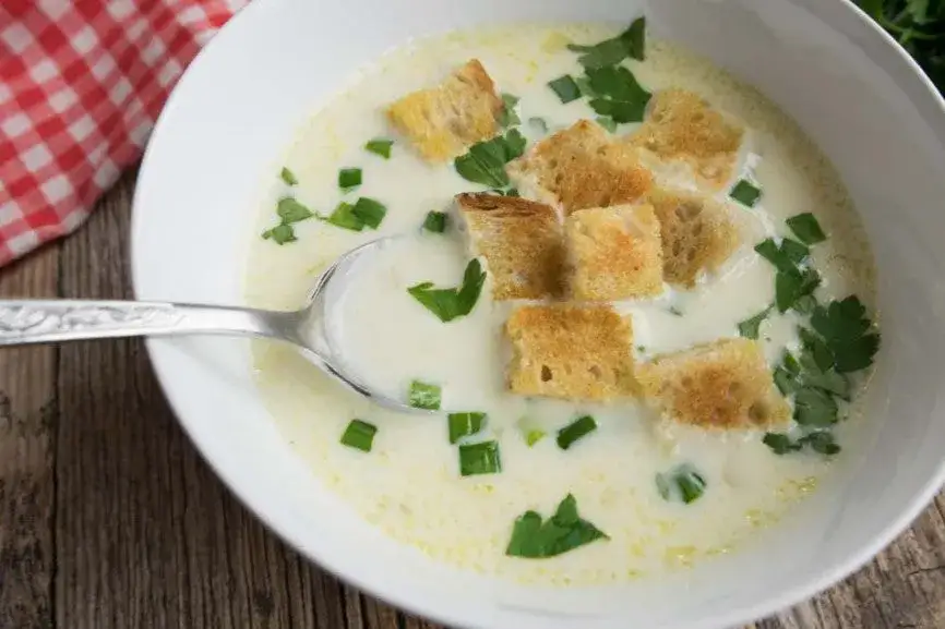 Zdjęcie Jak dodać serek topiony do zupy, by uniknąć grudek i uzyskać kremowość
