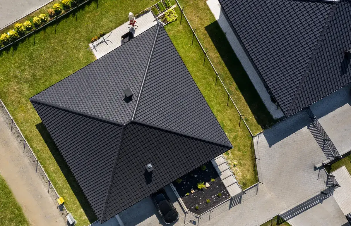 Zdjęcie Najlepsza dachówka na dach kopertowy - porównanie i zalety