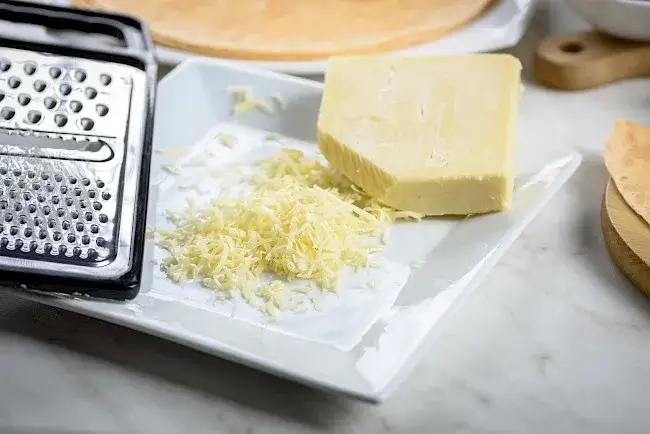 Zdjęcie Ile kalorii ma parmezan? Zaskakujące wartości odżywcze sera