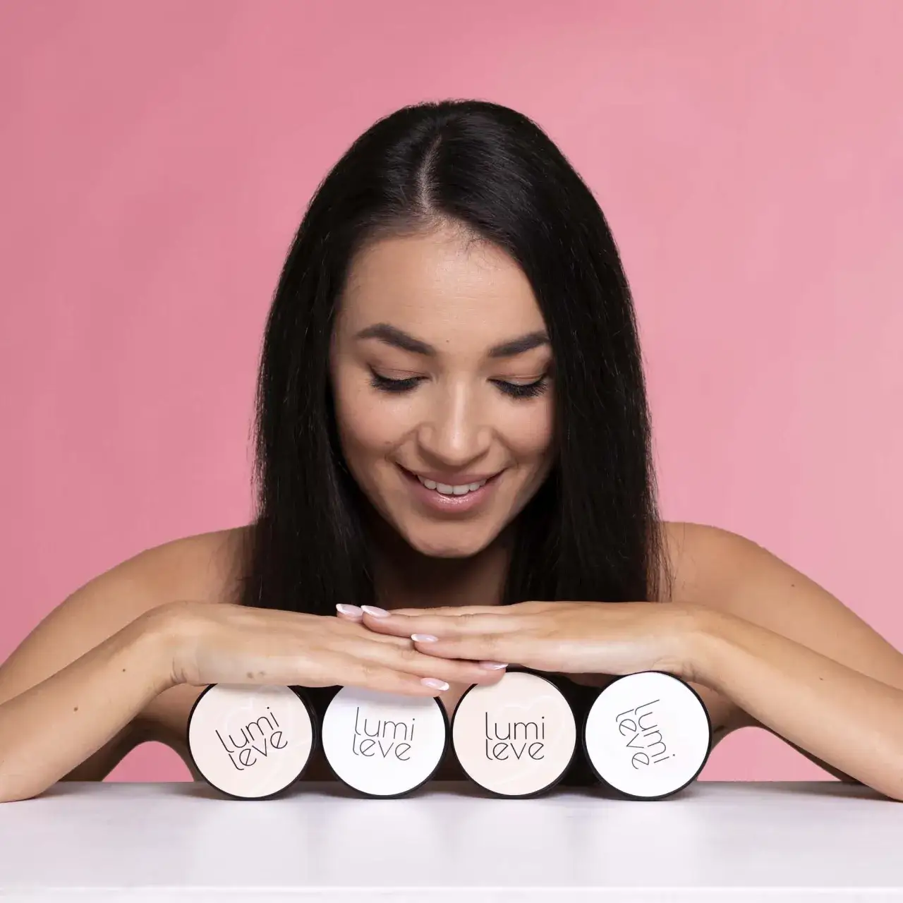 Zdjęcie Satynowe wykończenie makijażu – co to znaczy i jak je uzyskać?