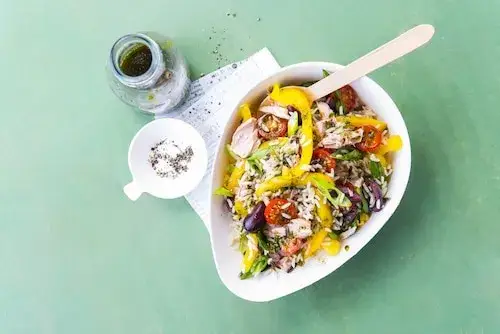 Zdjęcie Najlepsza sałatka z tuńczykiem na szybki obiad - prosty przepis krok po kroku