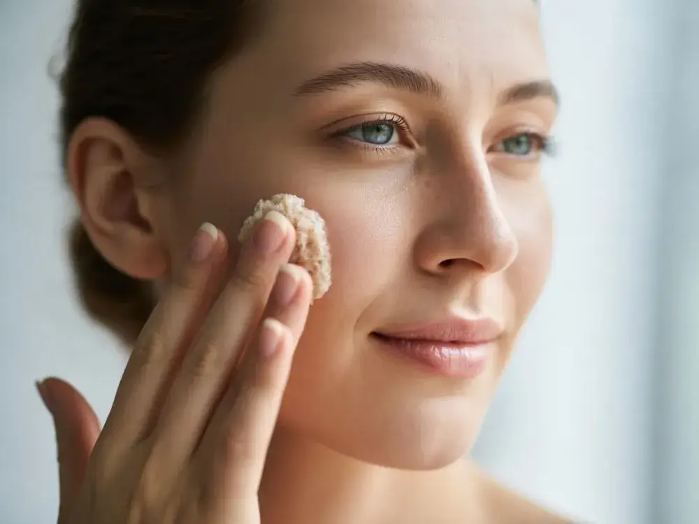 Zdjęcie Peeling enzymatyczny: Jak stosować? Uniknij błędów, ciesz się cerą!