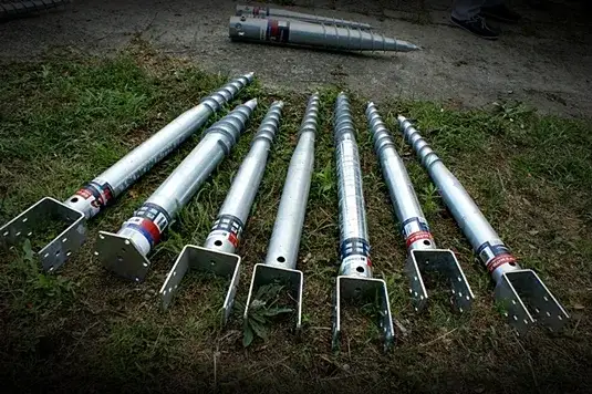 Zdjęcie Montaż kotw: Jak skutecznie używać śrub do ziemi w budowie