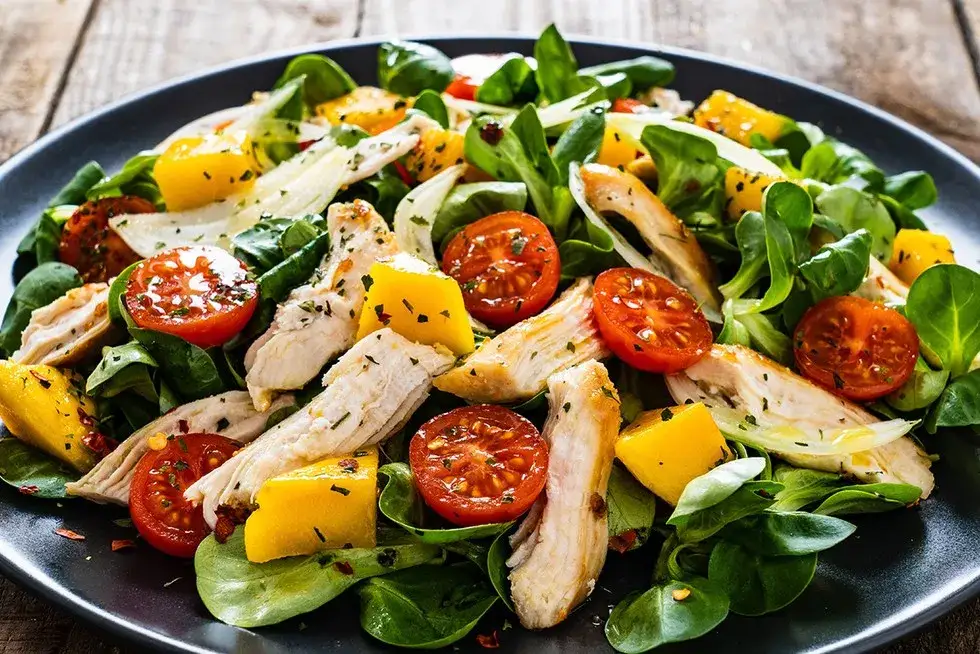 Zdjęcie Ile kalorii ma sałatka z kurczakiem? Zaskakujące wartości i składniki