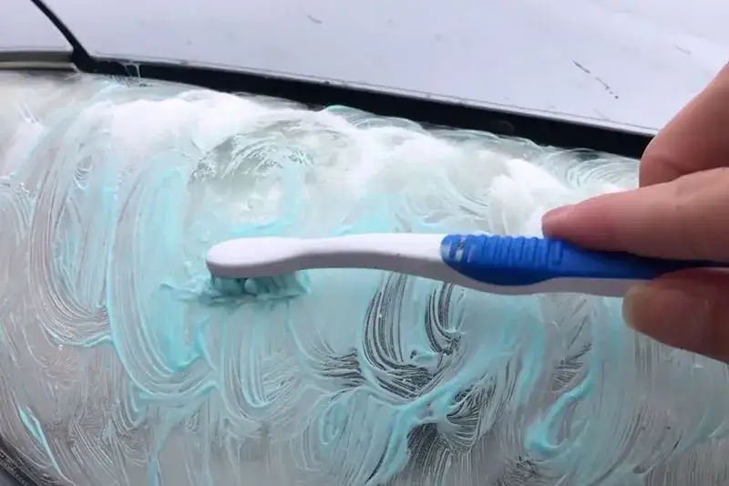 Zdjęcie Jak wyczyścić lampę w samochodzie i uniknąć kosztownych napraw