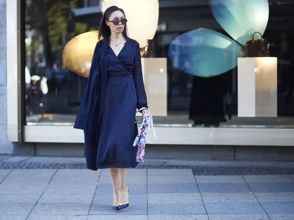 Zdjęcie Los zapatos que arruinarían tu vestido azul marino y los mejores para combinar