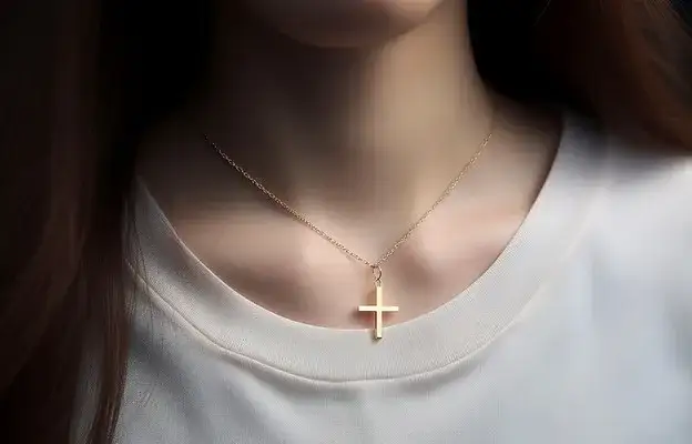 Zdjęcie Co oznacza naszyjnik z krzyżem? Odkryj jego głębokie znaczenie