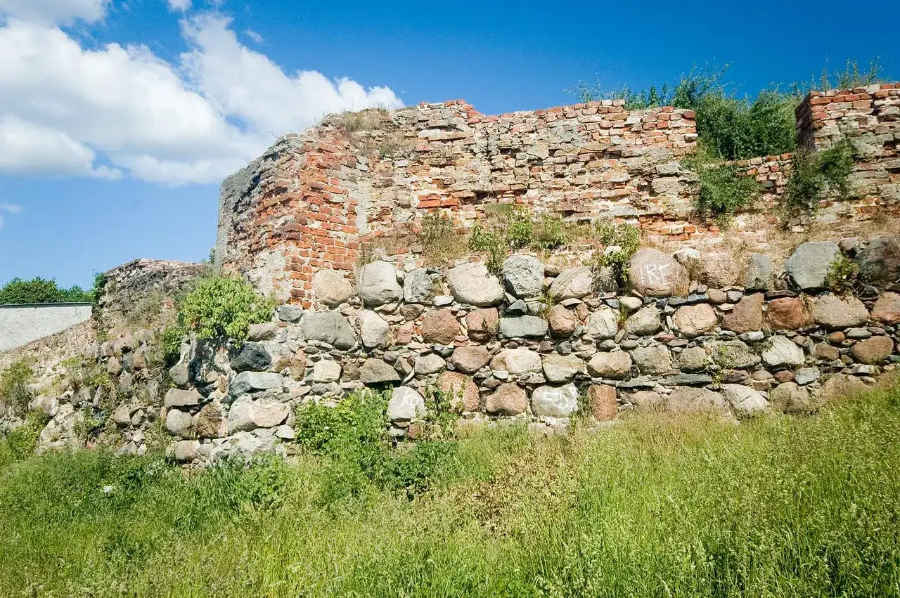 Zdjęcie Ruiny zamku w Prabutach – historia, tajemnice i stan obecny ruin