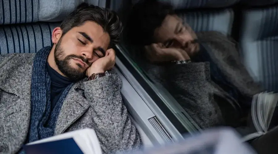 Zdjęcie Jak zasnąć w autokarze: skuteczne sposoby na komfortowy sen w podróży