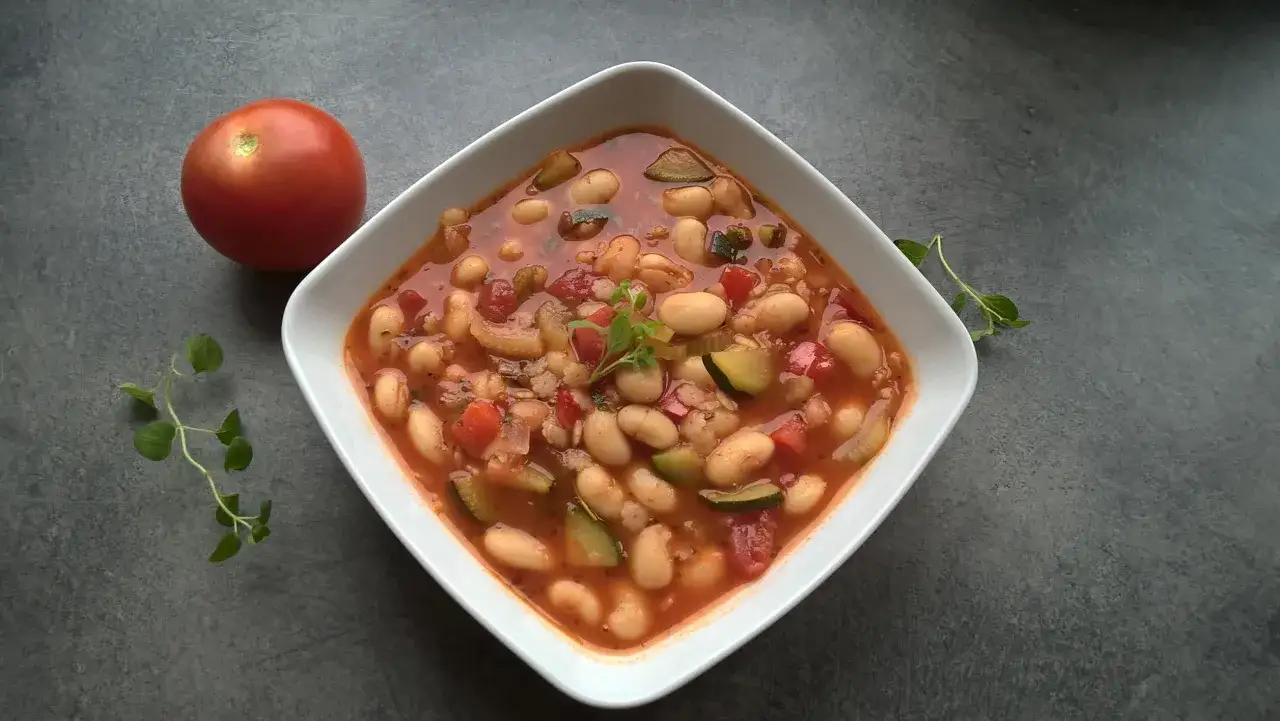 Zdjęcie Fasolka w sosie pomidorowym z puszki – z czym ją jeść, by danie było pyszne?