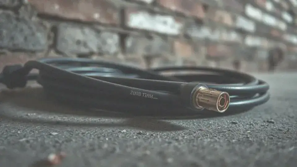 Zdjęcie Uszkodzony kabel HDMI objawy – jak rozpoznać problemy z sygnałem