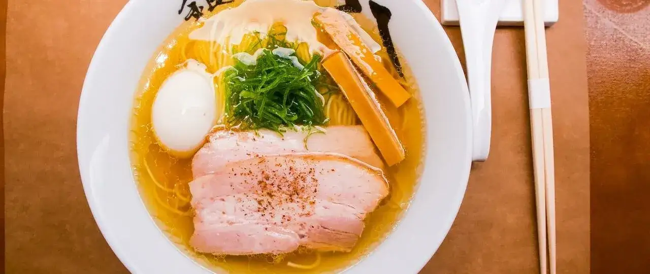 Zdjęcie Ile kalorii ma ramen? Sprawdź, jak wpływa na dietę i zdrowsze alternatywy