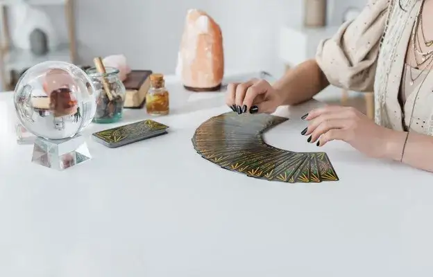 Zdjęcie Czy wróżenie to grzech? Co mówi Kościół i Biblia o wróżbiarstwie