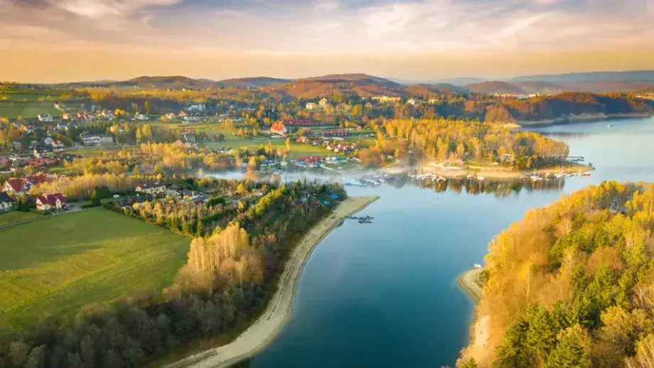 Zdjęcie Najlepsze atrakcje w Polańczyku, które musisz zobaczyć nad Jeziorem Solińskim
