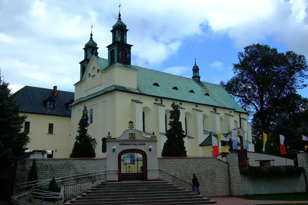 Zdjęcie Sanktuarium Matki Boskiej Leśniowskiej: Historia i znaczenie dla rodzin