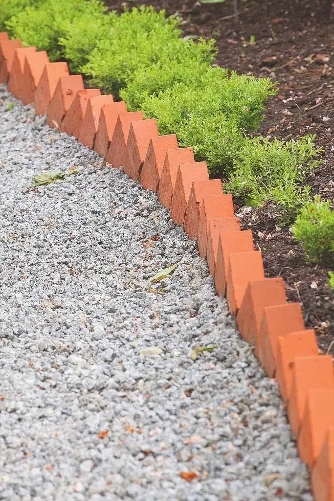 Zdjęcie Jak zrobić obrzeże z cegły - krok po kroku bez zbędnych problemów