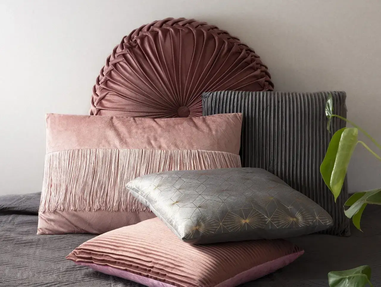 Zdjęcie Jak prać poduszki dekoracyjne, aby uniknąć zniszczeń i plam