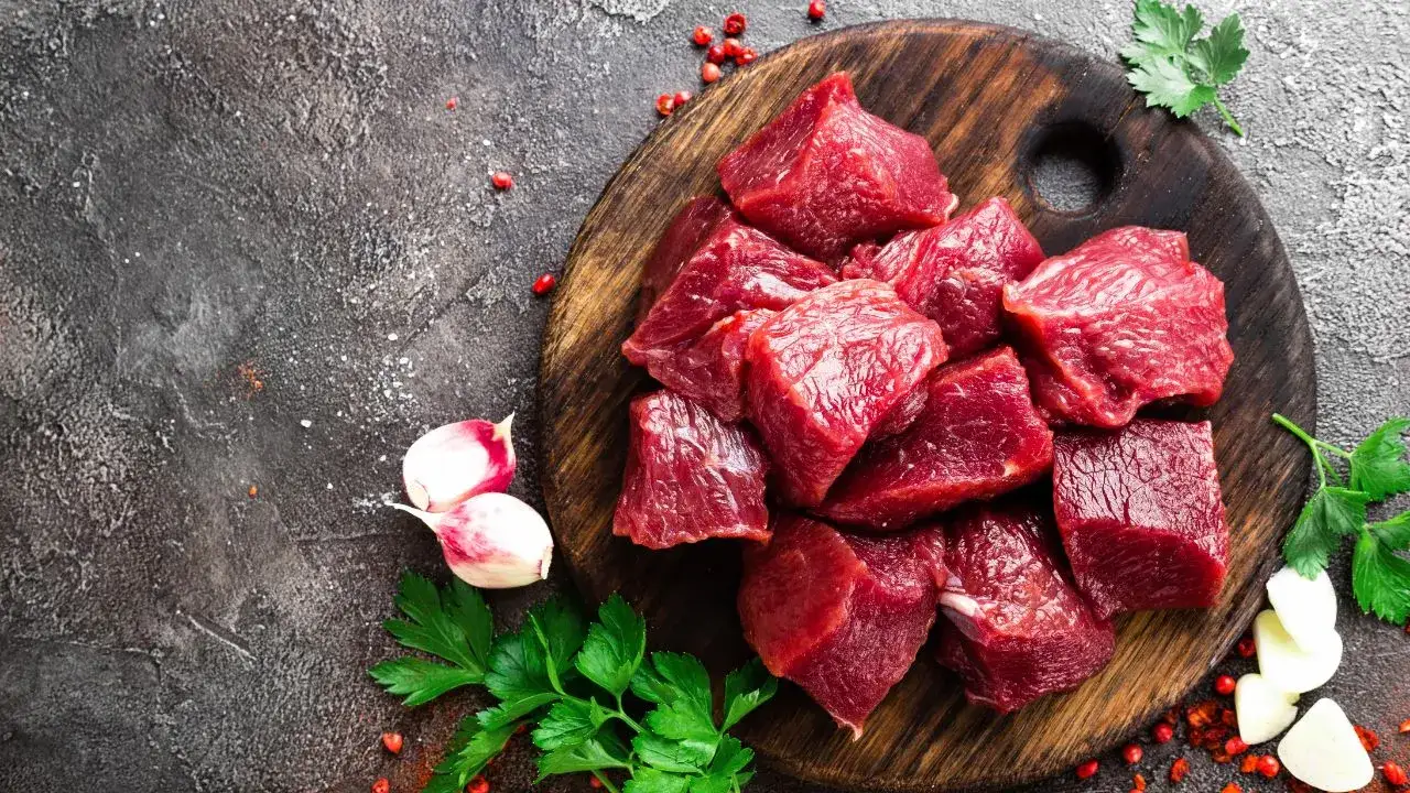 Zdjęcie Jak długo dusić wołowinę, aby była miękka i soczysta? Sprawdź czasy!