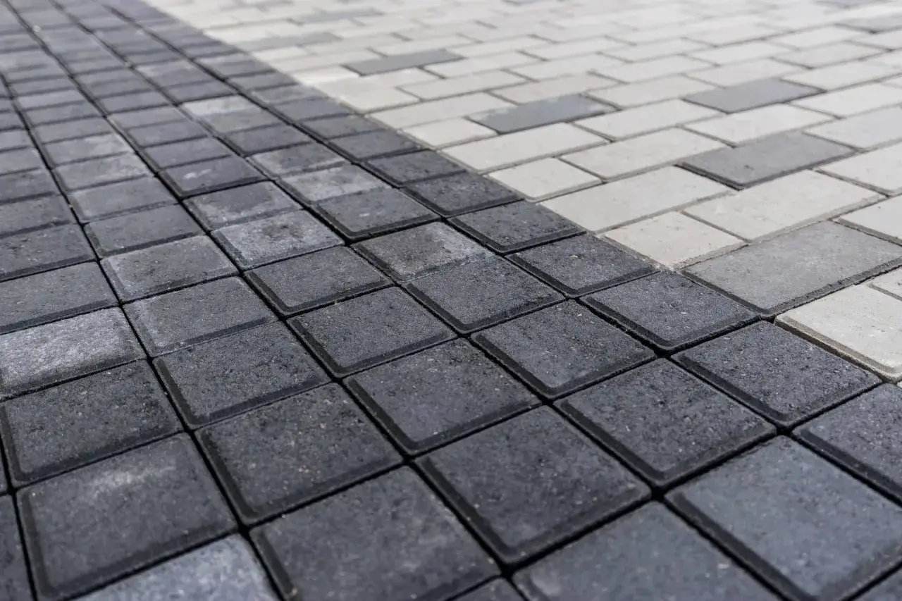 Zdjęcie Ile kosztuje podjazd z kostki brukowej? Sprawdź, by nie przepłacić!