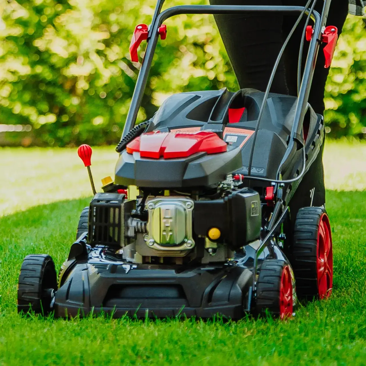 Zdjęcie Jaka moc kosiarki spalinowej jest najlepsza dla Twojego trawnika?