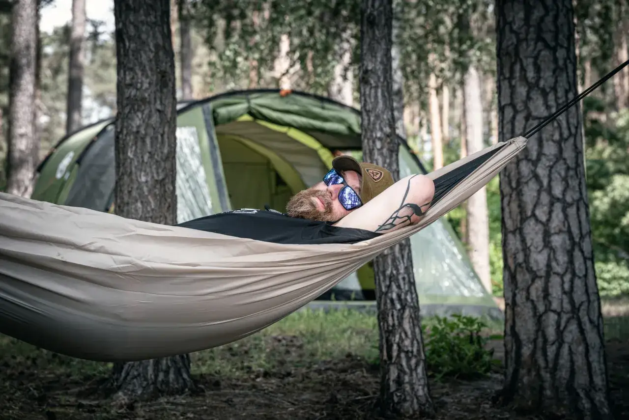 Zdjęcie Hamak czy namiot – co wybrać na biwak i dlaczego to ważne?