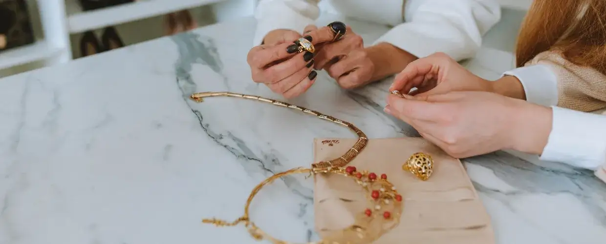 Zdjęcie Gdzie sprzedawać biżuterię, aby uzyskać najlepszą cenę i uniknąć strat