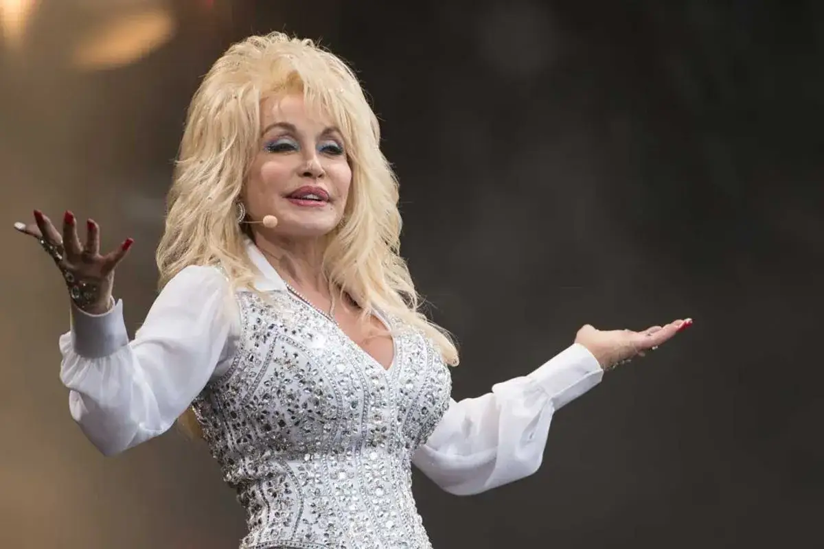 Zdjęcie Dolly Parton twierdzi, że aby znaleźć się w Rock &amp; Roll Hall of Fame, musisz to zasłużyć