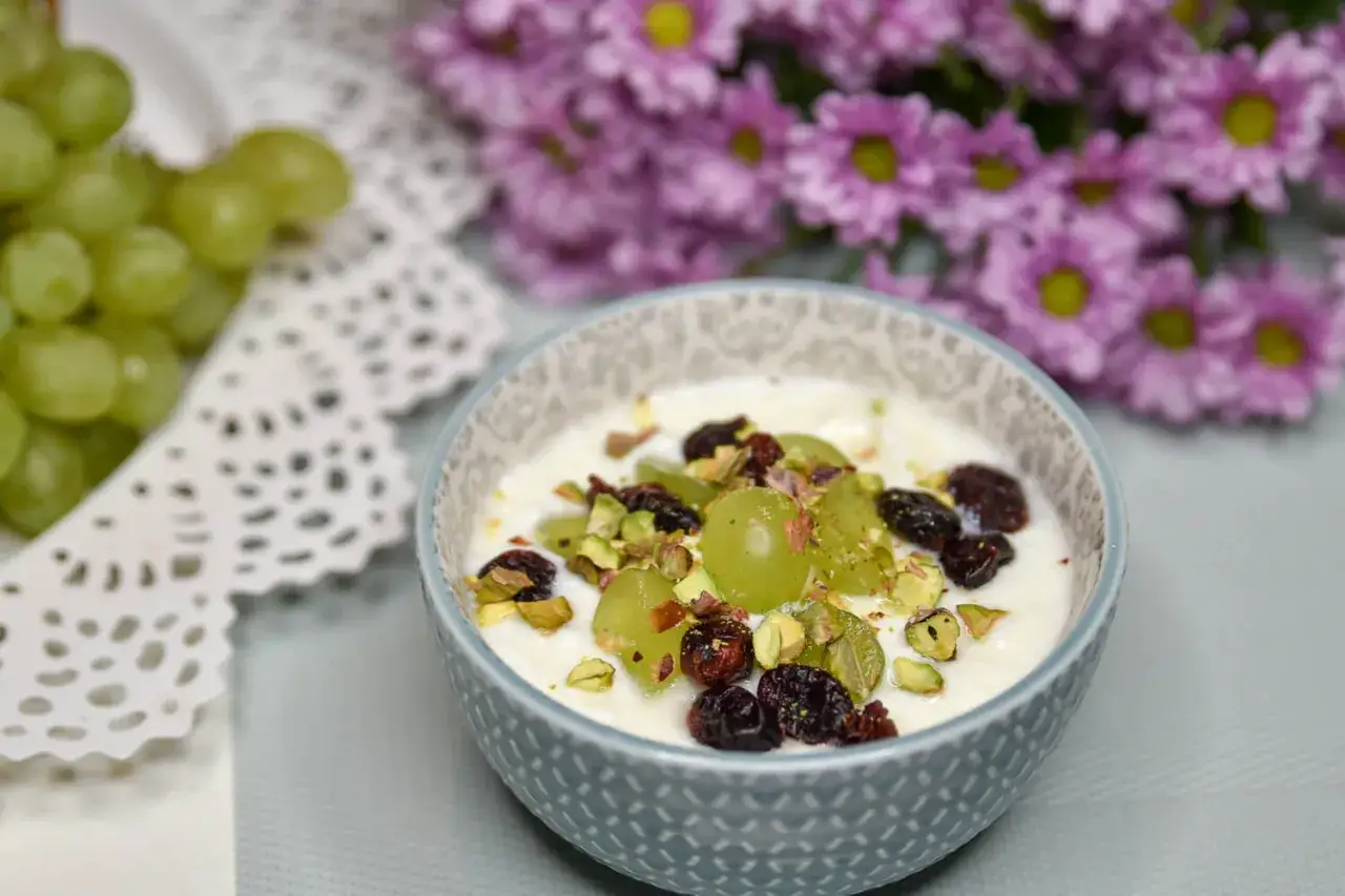 Zdjęcie Z czym podawać jogurt naturalny dla niemowlaka – bezpieczne i zdrowe propozycje