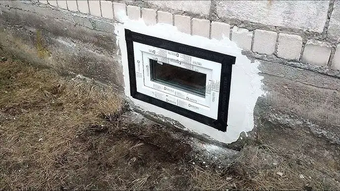 Zdjęcie Jak obudować okno piwniczne, aby uniknąć wilgoci i poprawić estetykę