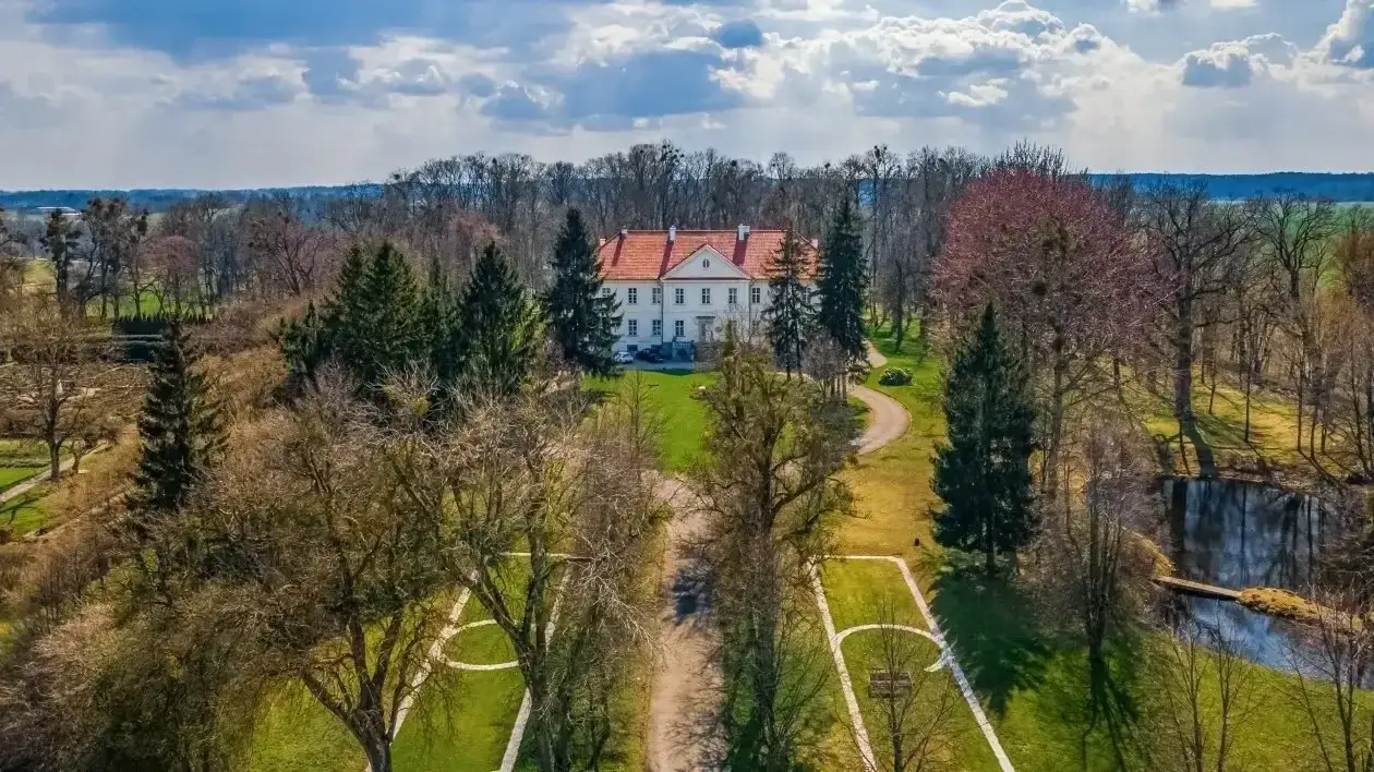 Zdjęcie Pałac w Nakomiadach: Fascynująca historia i architektura czekają