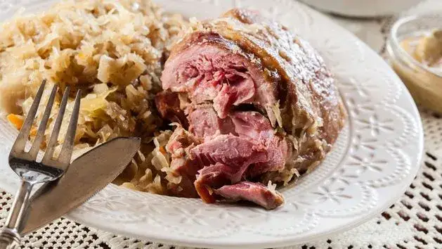 Zdjęcie Jakie surówki do golonki idealnie pasują do tego dania?