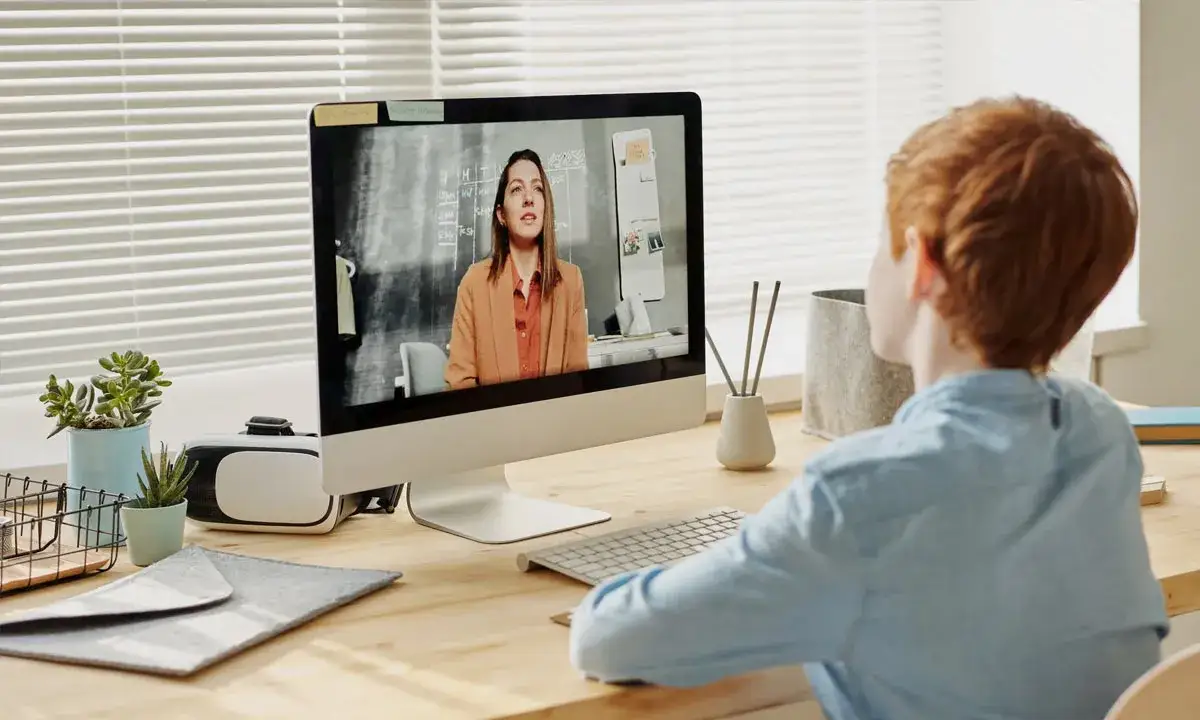 Zdjęcie Nauczanie zdalne w podstawówce: Kiedy szkoła przechodzi na online i dlaczego?