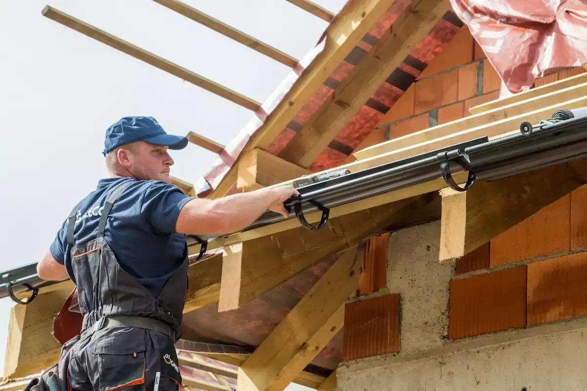 Zdjęcie Montaż rynny spustowej krok po kroku - Poradnik dla majsterkowiczów