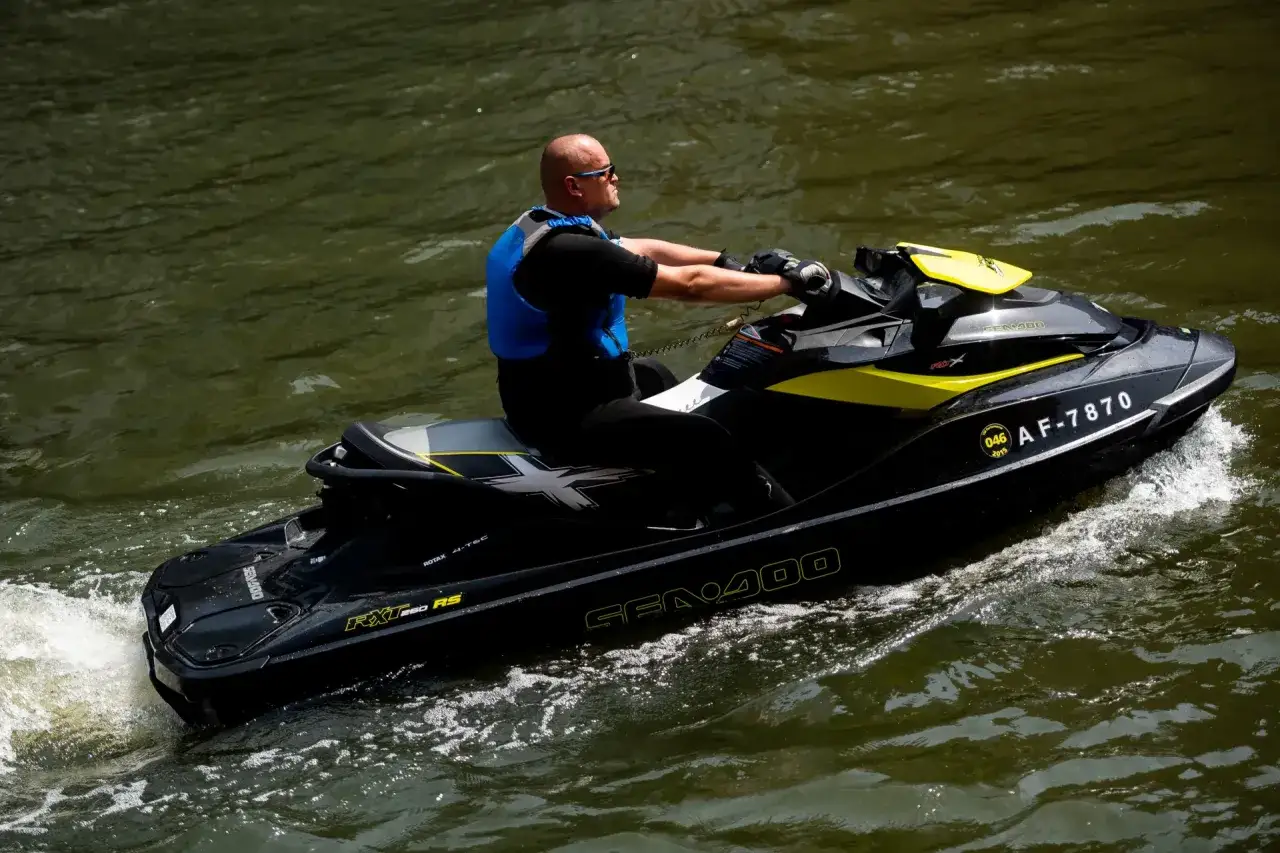 Zdjęcie Skutery wodne w Trójmieście: przygoda, która przyspieszy wakacje!