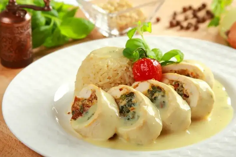 Zdjęcie Pyszna rolada drobiowa ze szpinakiem, która zachwyci każdego smakosza