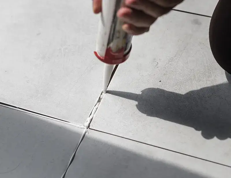 Zdjęcie Jak prawidłowo kłaść fugi na podłodze – uniknij błędów i zrób to sam krok po kroku