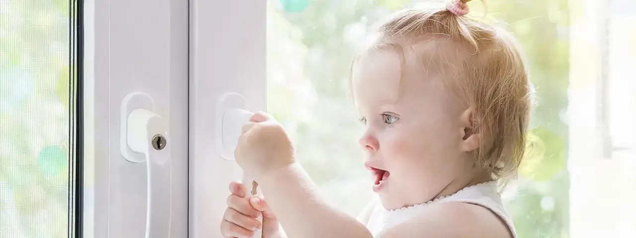 Zdjęcie Jak skutecznie zabezpieczyć okno przed dzieckiem - sprawdzone metody