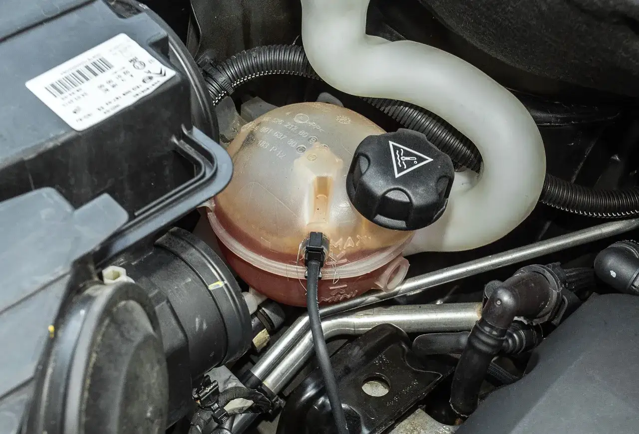 Zdjęcie Płyn w chłodnicy co ile wymiana? Sprawdź, by uniknąć kosztownych awarii