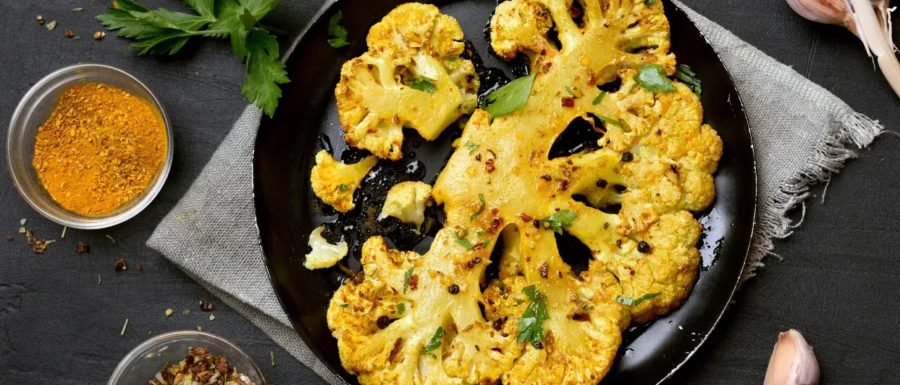 Zdjęcie Grillowany kalafior w sałatce: Prosty przepis na pyszne i zdrowe danie