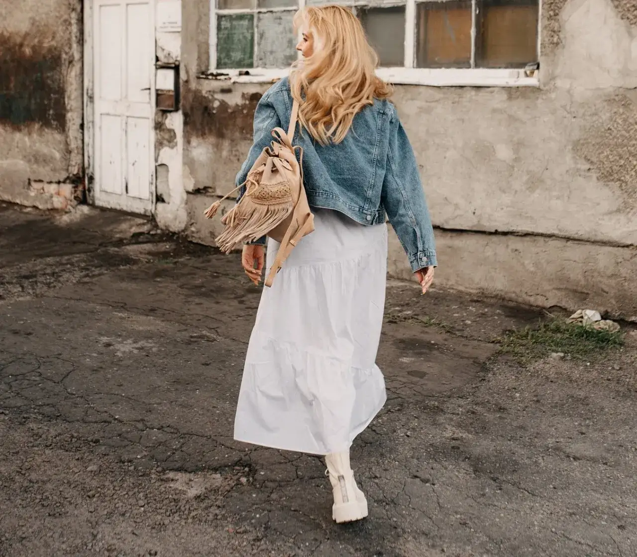 Zdjęcie Jak ubrać się do długiej białej spódnicy, aby wyglądać stylowo?