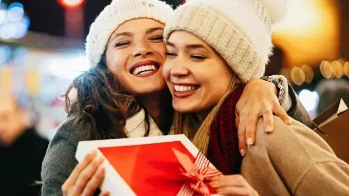 Zdjęcie Jak napisać życzenia świąteczne dla koleżanki z humorem i sercem