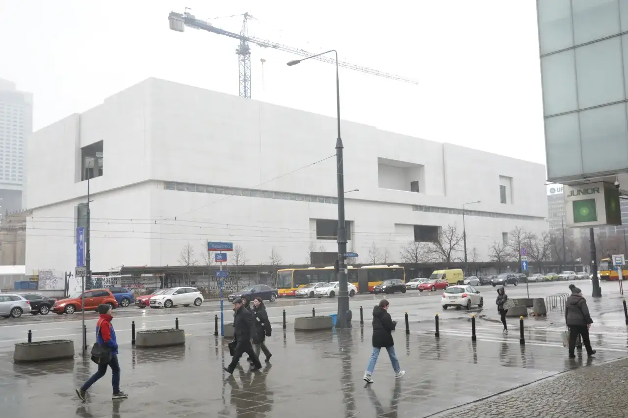 Zdjęcie Muzeum sztuki nowoczesnej plac Defilad – co warto wiedzieć?