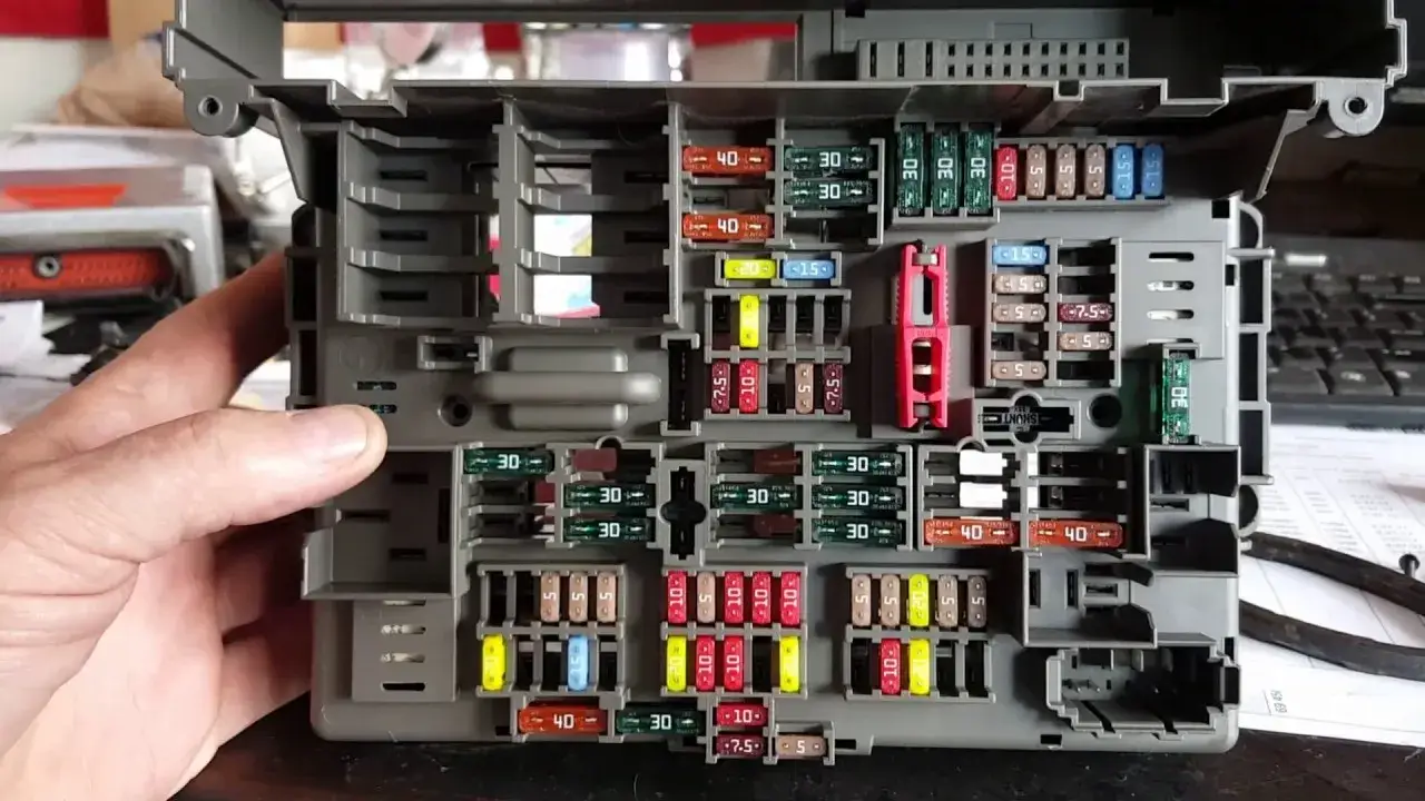 Zdjęcie Gdzie są bezpieczniki BMW E90? Sprawdź, aby uniknąć problemów elektrycznych