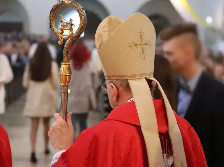 Zdjęcie Biskup kto to? Poznaj jego rolę i znaczenie w Kościele katolickim