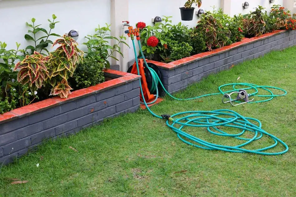 Zdjęcie Jak obudować kran na działce, aby skutecznie ukryć instalację?