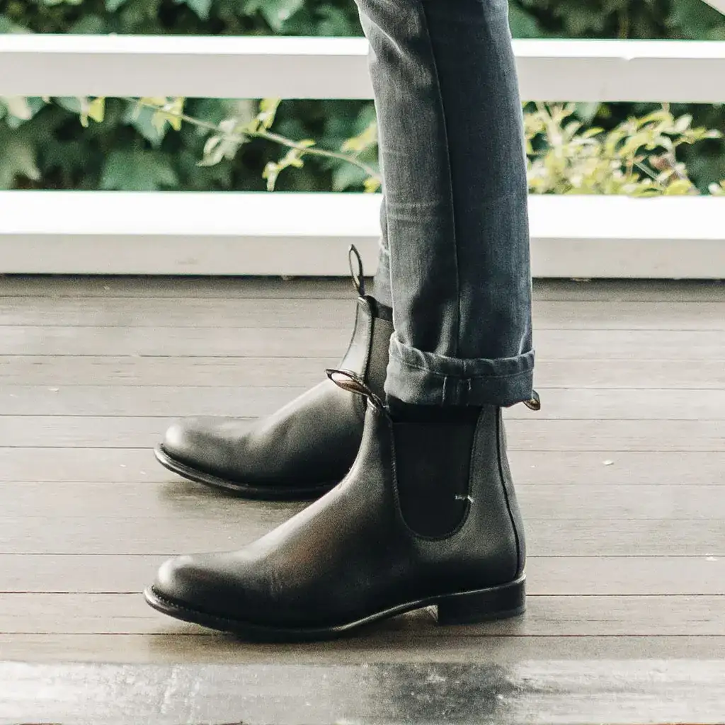 Zdjęcie Czarne sztyblety męskie: stylowe kombinacje, które zachwycą każdego