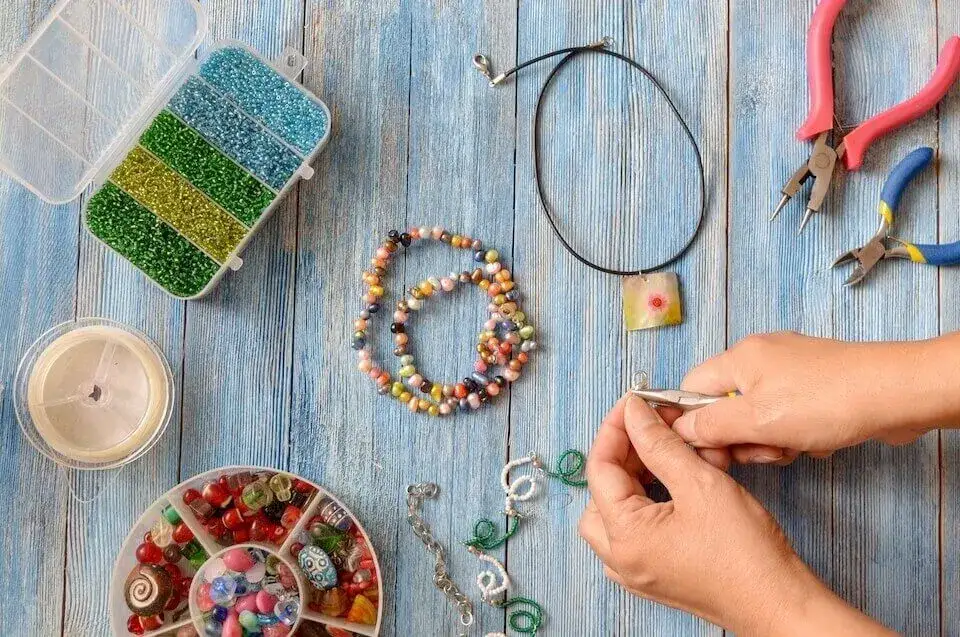 Zdjęcie Jak zrobić biżuterię z drutu - proste techniki i porady dla początkujących