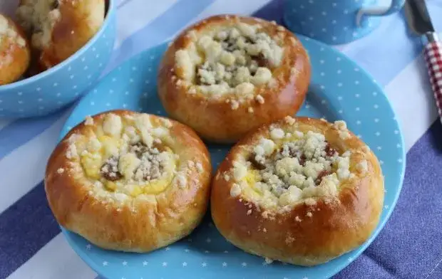 Zdjęcie Drożdżówki z budyniem i rabarbarem: Wypróbuj ten sprawdzony przepis!