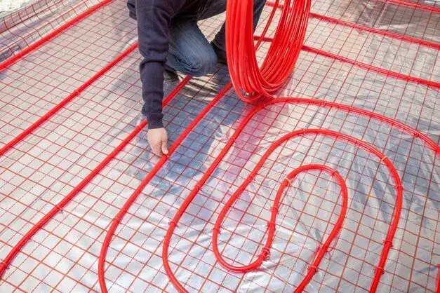 Zdjęcie Jak układać folię pod ogrzewanie podłogowe, aby uniknąć błędów?